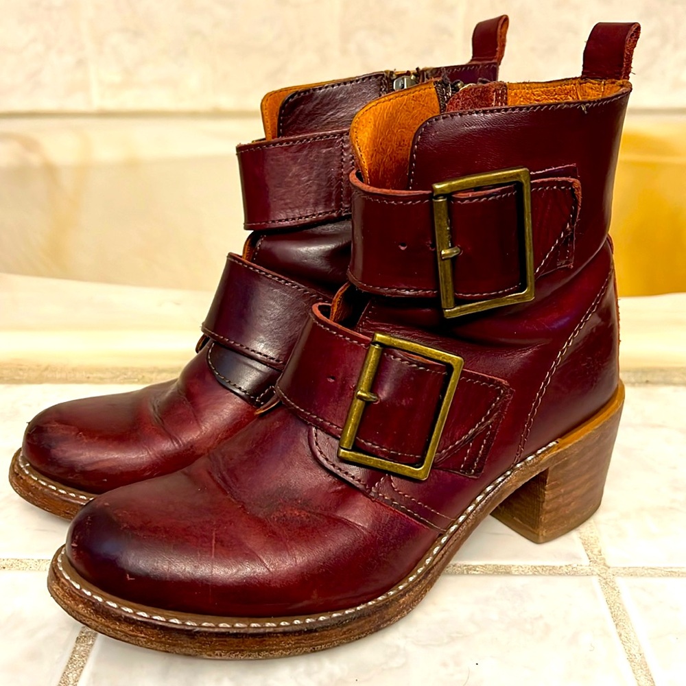 FRYE Sabrina Double Buckle Ankle Boots in Antique Burgundy Size 7